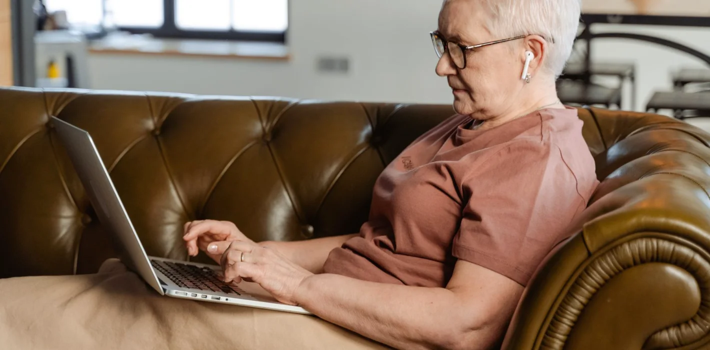 Learning Computer Basics: A Class or a Workbook at Home?